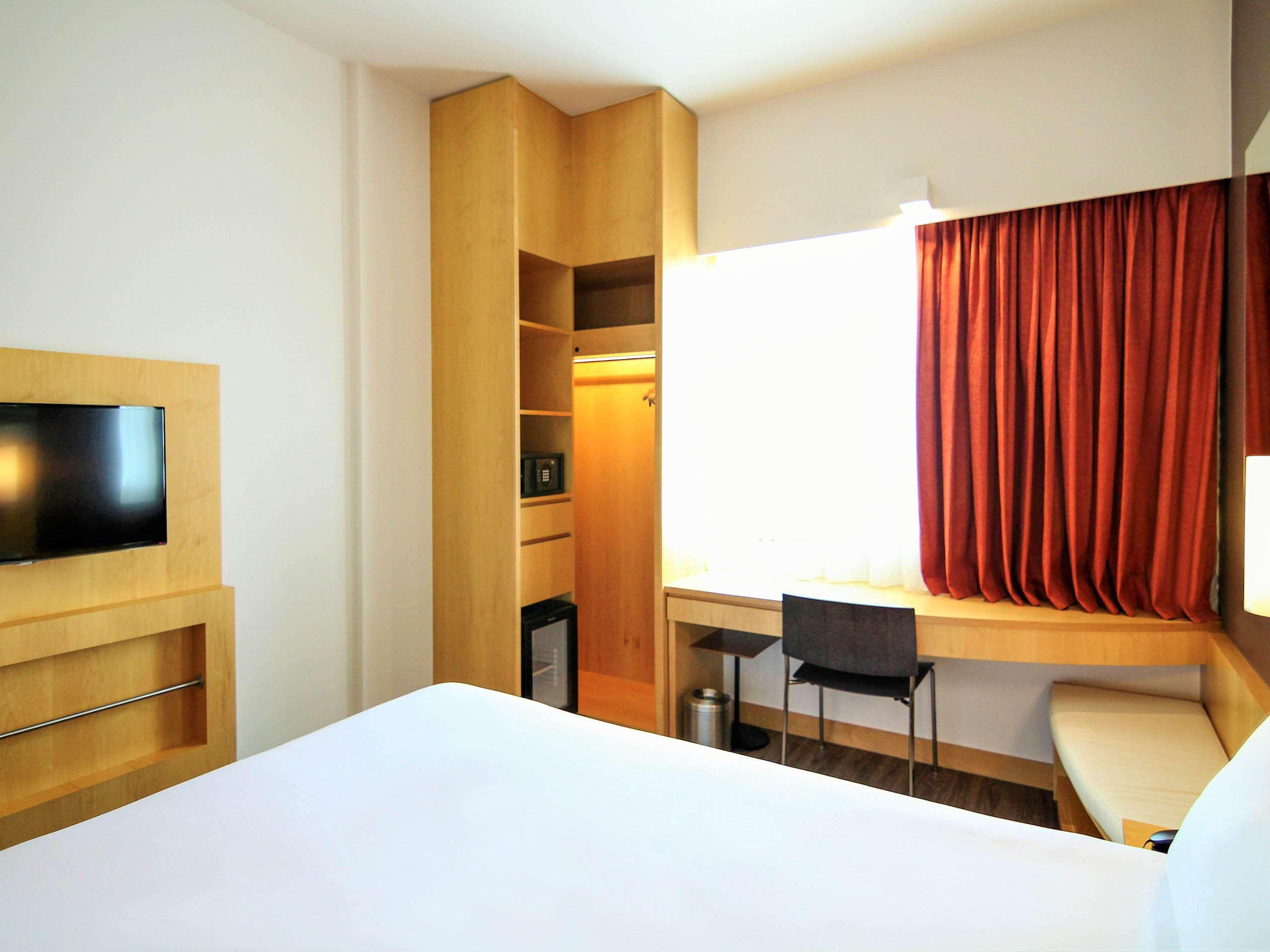 Ibis world trade centre. Ibis one Central 3* отель. Отель ibis one Central Дубай. Ibis one Central 3* Даунтаун, Дубай. Ибис Дубай отель номера.